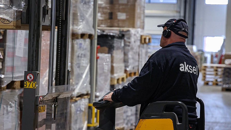 Mann Losser Varer Med Gaffeltruck Hos Aksell Logistikk