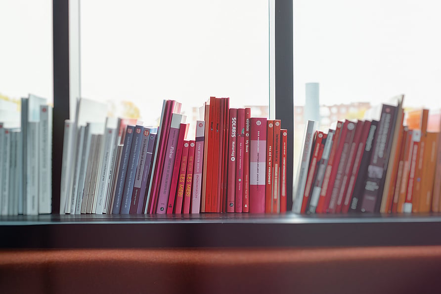 Bokhylle med faglitteratur og designbøker