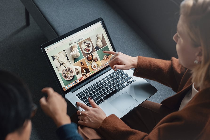 Designer arbeider på laptop