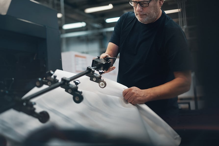 produksjon trykkpresse arbeid mannlig ansatt