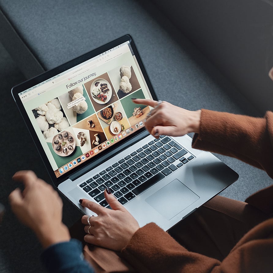 Designer arbeider på laptop