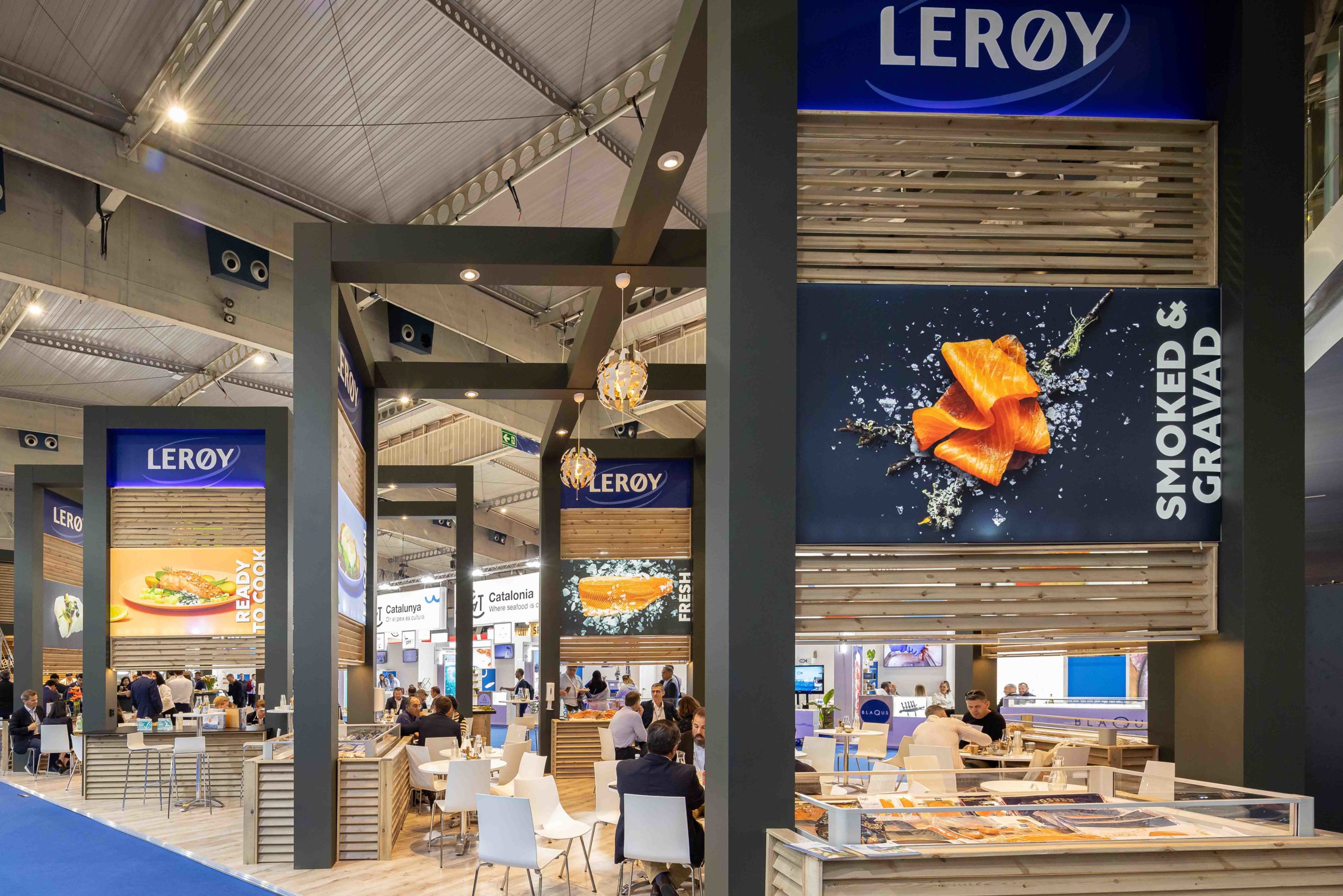 Foto av Lerøy sin stand på Seafood Expo Global i Barcelona 2023. Bilde viser stand fra siden