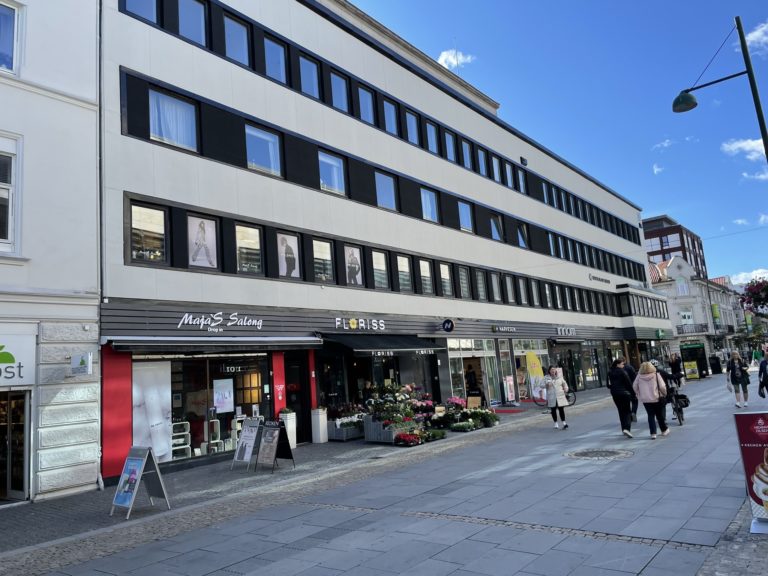 Totalbilde av fasaden til Frøylandsgården etter renovering, sett fra Markens