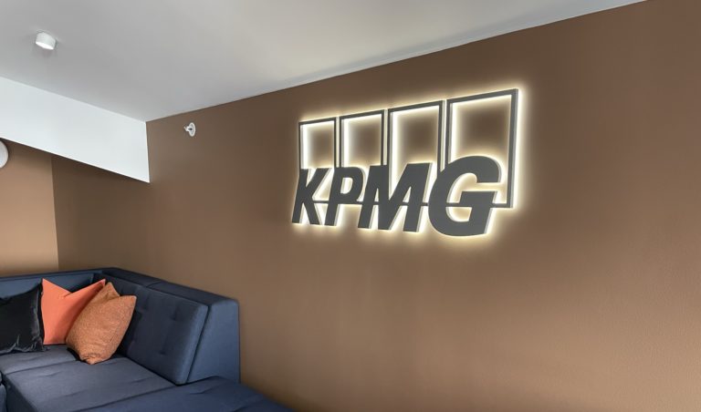KPMG, innendørs logodskilt med led-lys